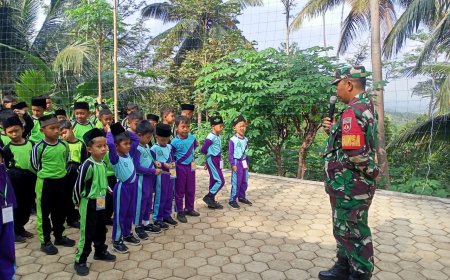 Masa Pengenalan Lingkungan Sekolah (MPLS) Babinsa Koramil 11/Punggelan Memberikan Materi PBB Pada Siswa-Siswi Baru. 