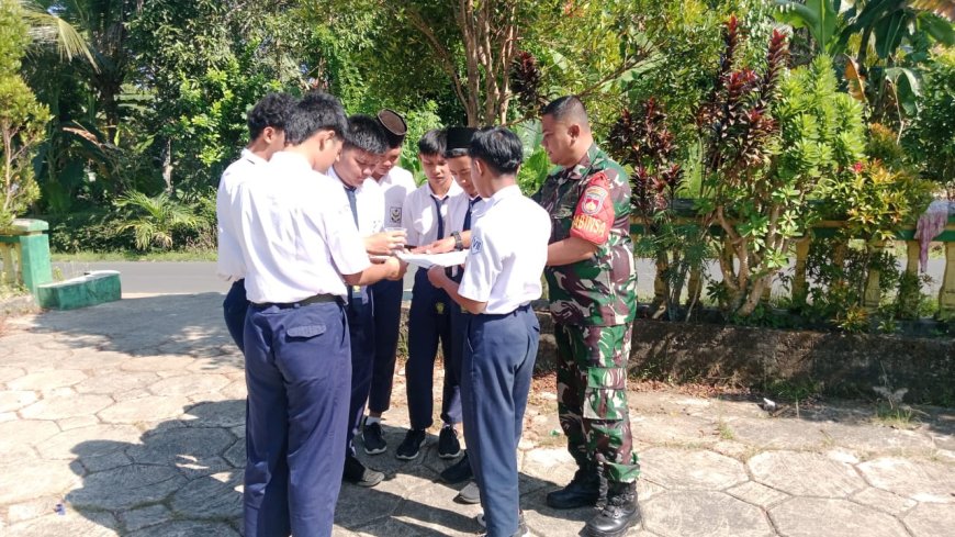 Babinsa Koramil 11/ Punggelan Melaksanakan Pembinaan dan Pembekalan Masa Pengenalan Lingkungan Siswa (MPLS)