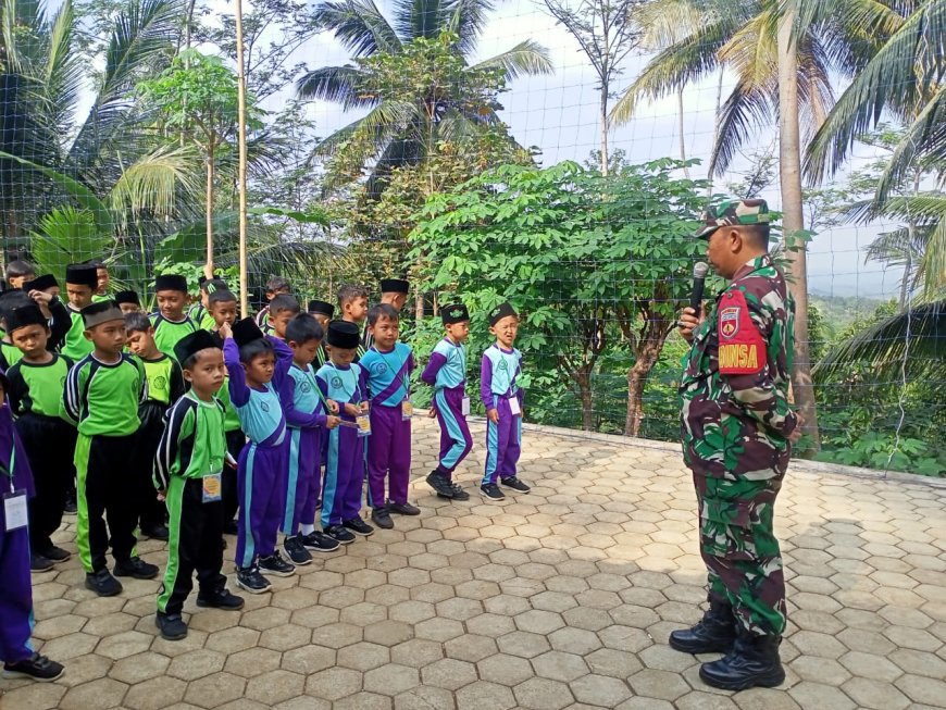 Masa Pengenalan Lingkungan Sekolah (MPLS) Babinsa Koramil 11/Punggelan Memberikan Materi PBB Pada Siswa-Siswi Baru. 