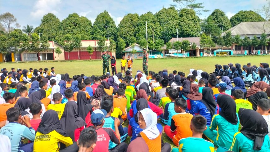 MENANAMKAN SIKAP KEDISIPLINAN, DANRAMIL BESERTA ANGGOTA MELATIH PBB DISEKOLAH SMP N 3 PUNGGELAN