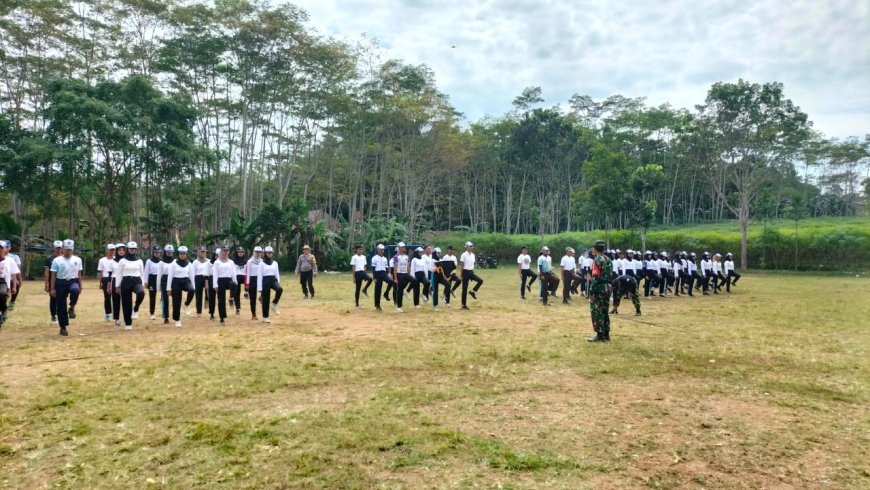 Babinsa Koramil 11/Punggelan Latih Paskibra Tingkat Kecamatan 