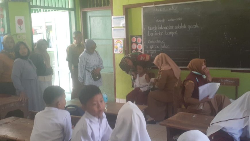 BABINSA PUNGGELAN AKTIF DAMPINGI BULAN IMUNISASI ANAK SEKOLAH (BIAS)