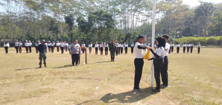 DALAM RANGKA MERIAHKAN HUT RI KE-79 BABINSA LATIH PASKIBRA KECAMATAN