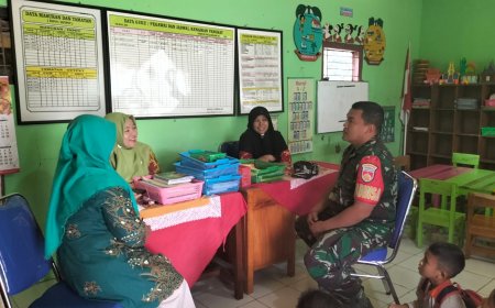 Peduli Pendidikan Anak Sejak Dini Babinsa Lakukan Komsos Dengan Siswa-Siswi dan Guru TK 