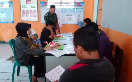 Babinsa Koramil 11/Punggelan Dampingi Pendistribusian Bahan Pangan Untuk Warga 