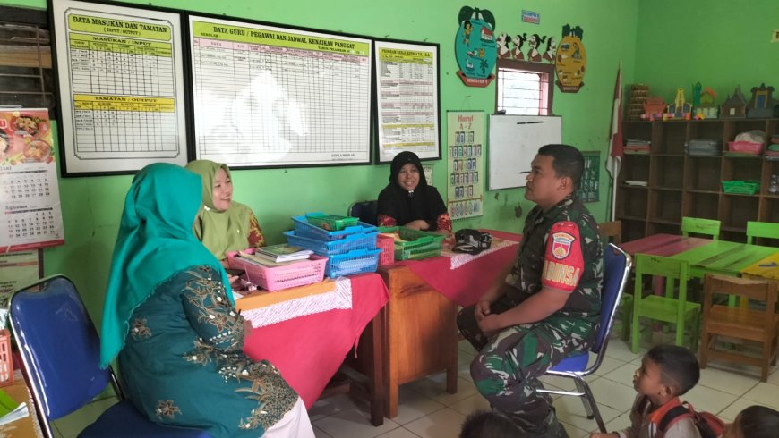 Peduli Pendidikan Anak Sejak Dini Babinsa Lakukan Komsos Dengan Siswa-Siswi dan Guru TK 