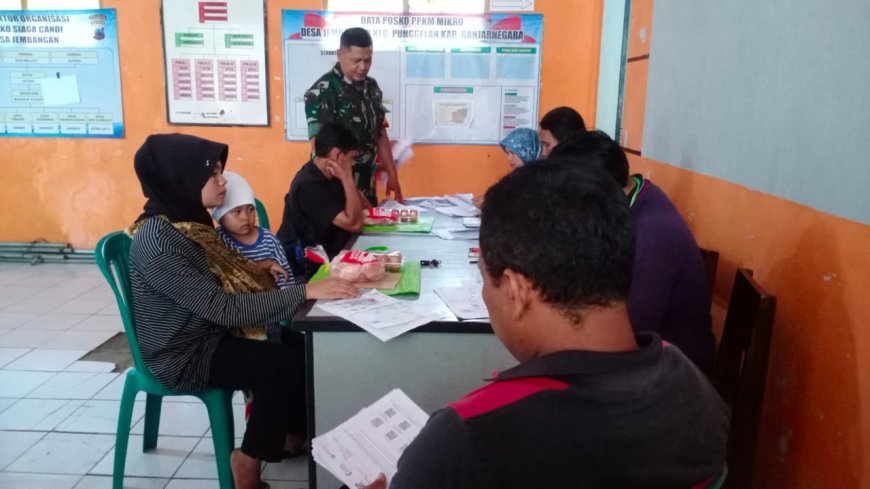 Babinsa Koramil 11/Punggelan Dampingi Pendistribusian Bahan Pangan Untuk Warga 