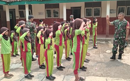 Tanamkan Bela Negara Dan Kedisiplinan, Babinsa Latih PBB Dasar Pada Siswa 