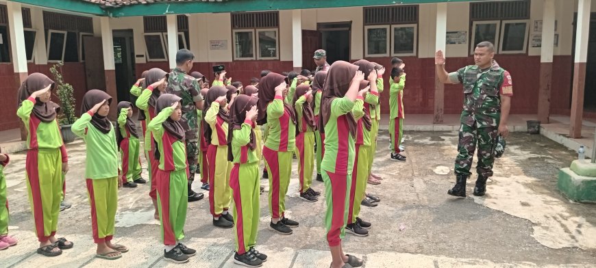Tanamkan Bela Negara Dan Kedisiplinan, Babinsa Latih PBB Dasar Pada Siswa 