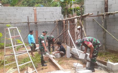 BABINSA KORAMIL 11/PUNGGELAN MELAKSANAKAN KARBAK PEMBUATAN  RUMAH MILIK WARGA BINAAN