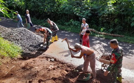 BABINSA KORAMIL 11/PUNGGELAN BANTU WARGA PEMBUATAN RABAT BETON JALAN DIDESA BINAAN