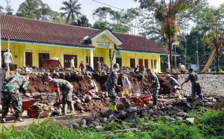 Anggota Koramil 11/Punggelan Melaksanakan Kerja Bakti perbaikan Talud yang longsor