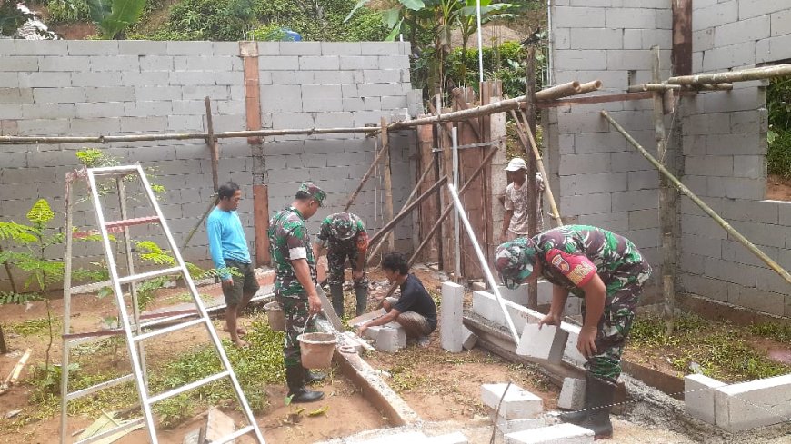 BABINSA KORAMIL 11/PUNGGELAN MELAKSANAKAN KARBAK PEMBUATAN  RUMAH MILIK WARGA BINAAN