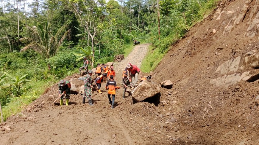 Bersama warga Babinsa laksanakan kerjabakti pembersihan tanah longsor 