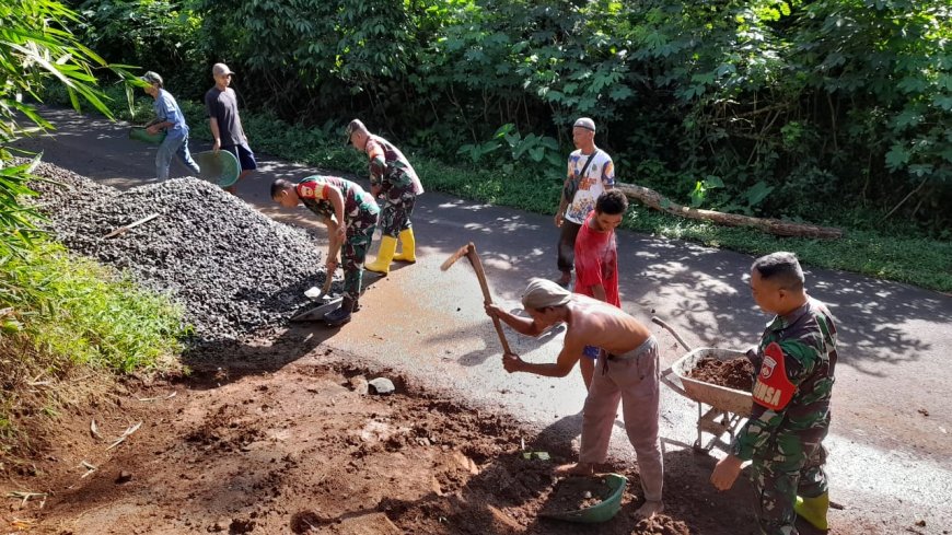 BABINSA KORAMIL 11/PUNGGELAN BANTU WARGA PEMBUATAN RABAT BETON JALAN DIDESA BINAAN