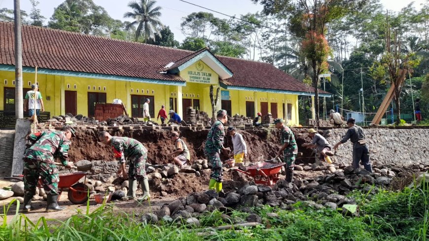 Anggota Koramil 11/Punggelan Melaksanakan Kerja Bakti perbaikan Talud yang longsor