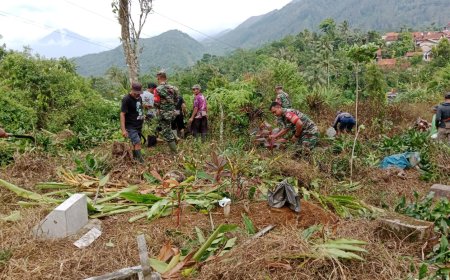 Babinsa melaksanakan kerja bakti membersihkan pemakaman umum