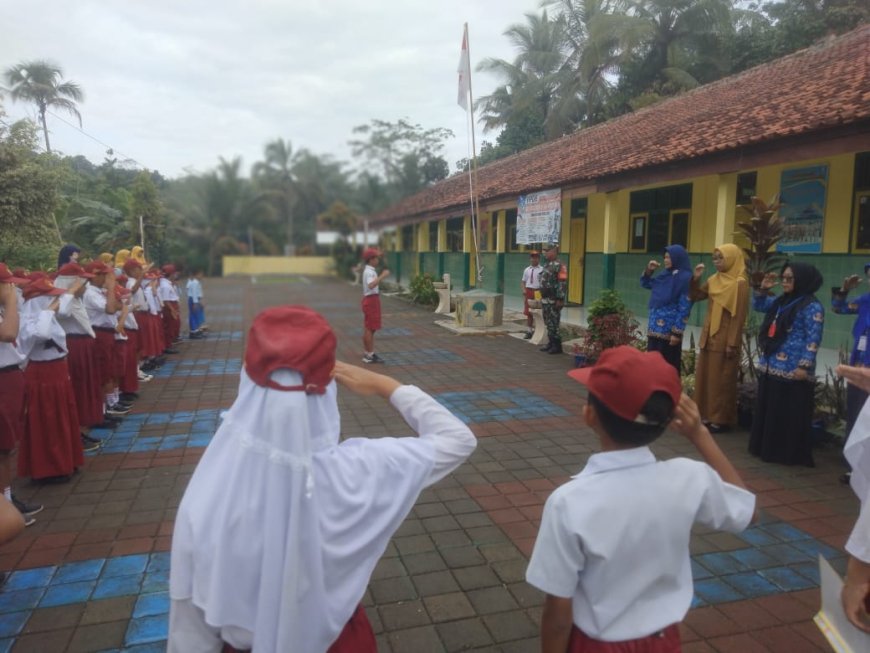 Babinsa menjadi Irup upacara dan dilanjutkan pemberian Materi PBB serta Pendidikan Karakter