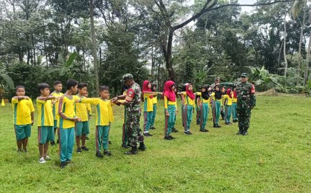 Tanamkan Kedisiplinan, Babinsa Melatih PBB Siswa-Siswi MI Cokro Sidarata 