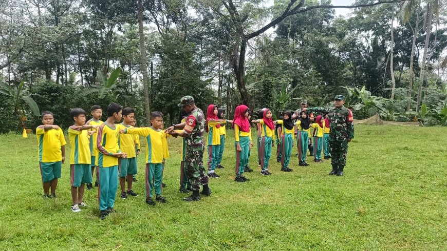 Tanamkan Kedisiplinan, Babinsa Melatih PBB Siswa-Siswi MI Cokro Sidarata 