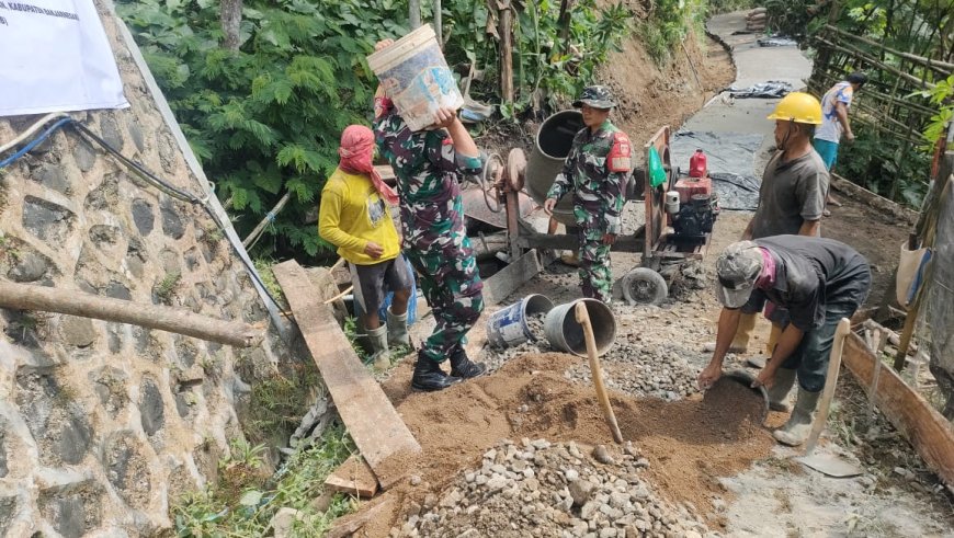 DENGAN SEMANGAT GOTONG ROYONG BABINSA BERSAMA WARGA BINAAN MELAKSANAKAN PENGECORAN JALAN