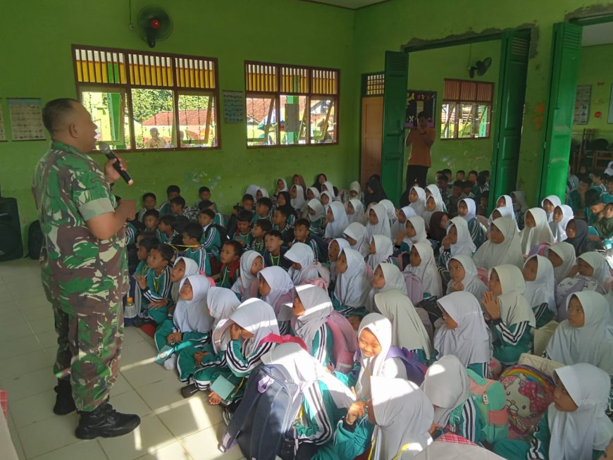 Babinsa Memberikan Wasbang dan Pelatihan Baris Berbaris 