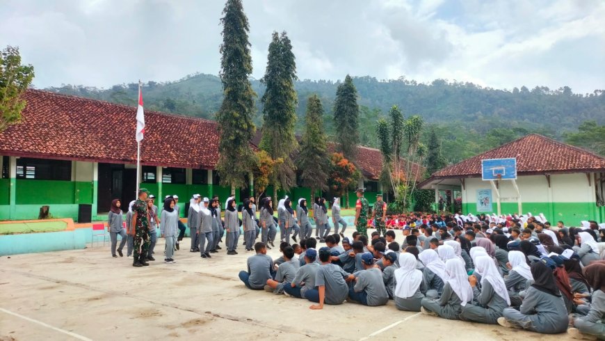Dalam Rangka MPLS, Babinsa Berikan Materi Wasbang dan Bela Negara di SMP N 2 Punggelan 
