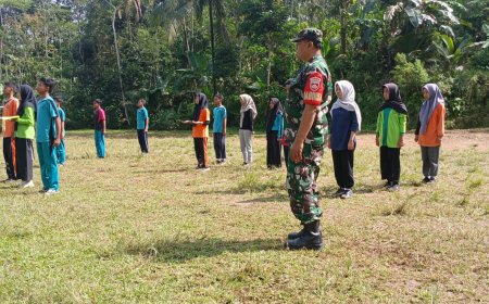 Babinsa Melatih Paskibra tingkat Desa 