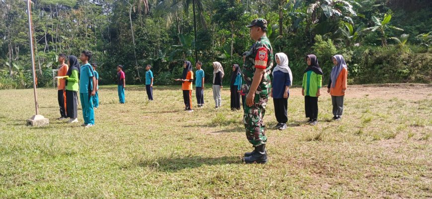 Babinsa Melatih Paskibra tingkat Desa 