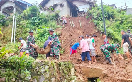 Koramil 11/Punggelan dan Masyarakat Bersihkan Material Tanah Longsor
