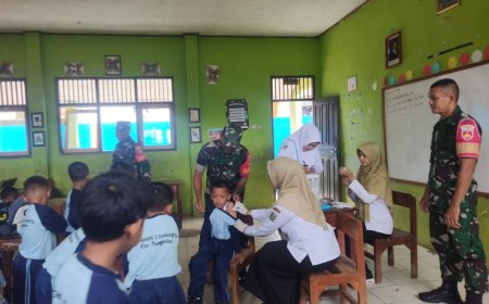 Babinsa Melaksanakan Pendampingan Bulan Imunisasi Anak Sekolah (BIAS) di SD N 2 Danakerta