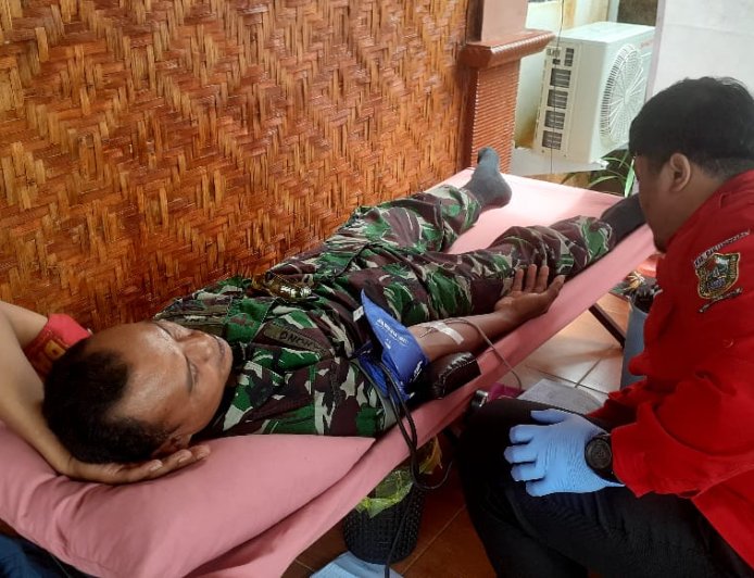 BABINSA KORAMIL 11/PUNGGELAN  HADIR DALAM DONOR DARAH