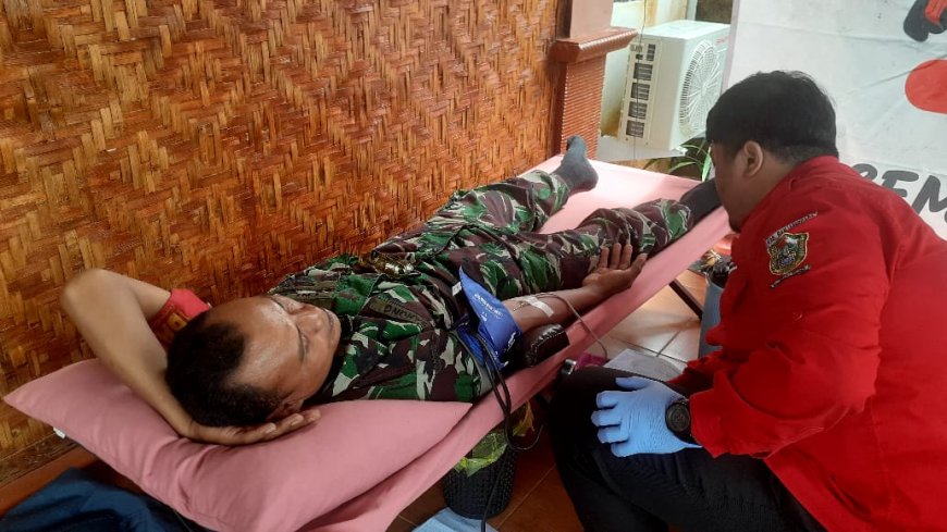BABINSA KORAMIL 11/PUNGGELAN  HADIR DALAM DONOR DARAH