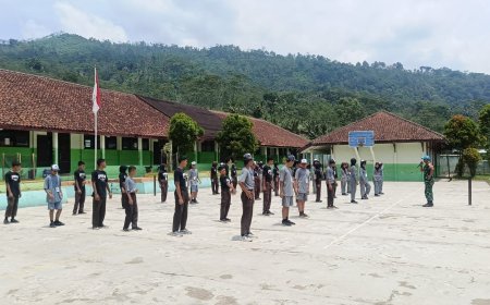 Babinsa Koramil 11/Punggelan memberikan materi Latihan Dasar Kepemimpinan (LDK) di SMP Negeri 2 Punggelan