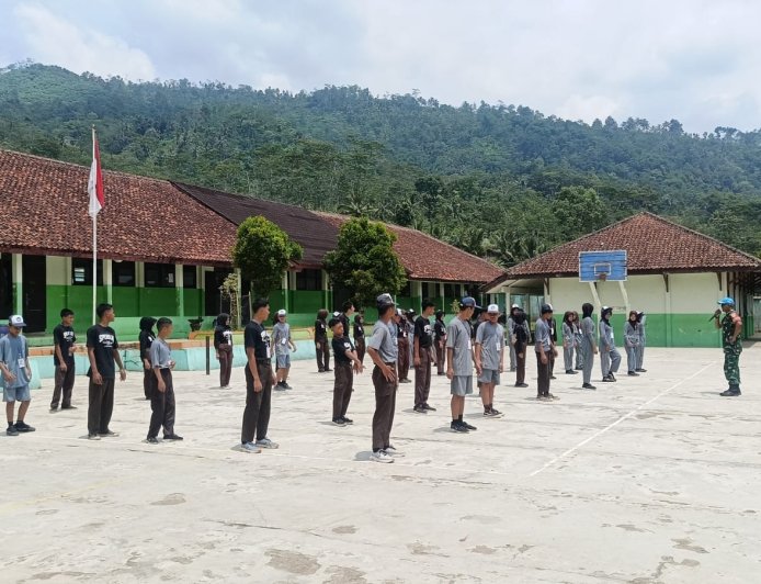 Babinsa Koramil 11/Punggelan memberikan materi Latihan Dasar Kepemimpinan (LDK) di SMP Negeri 2 Punggelan