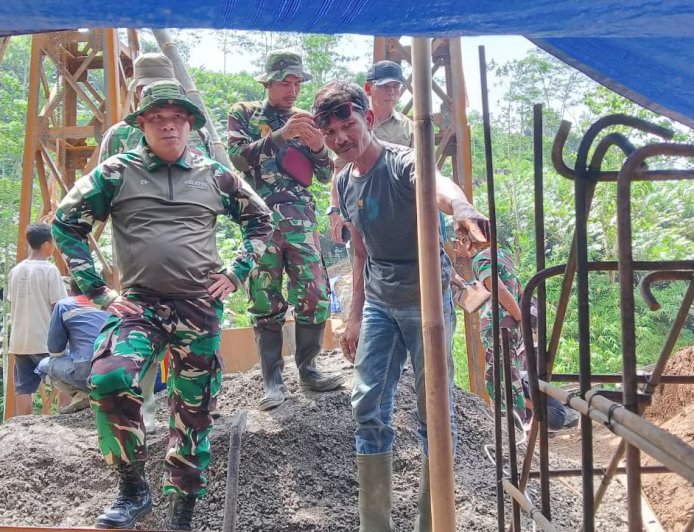 Dandim 0704 Banjarnegara kunjungi karya bakti Jembatan Garuda Desa Tlaga, Kec. Punggelan