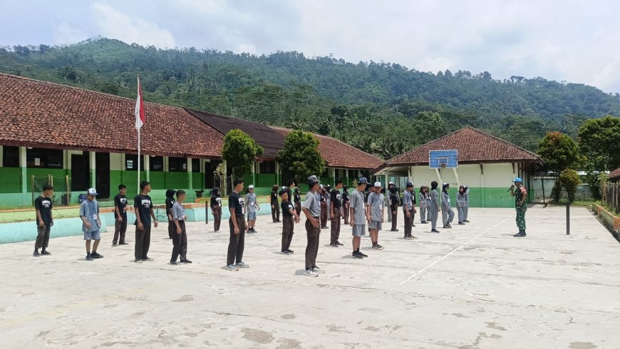 Babinsa Koramil 11/Punggelan memberikan materi Latihan Dasar Kepemimpinan (LDK) di SMP Negeri 2 Punggelan