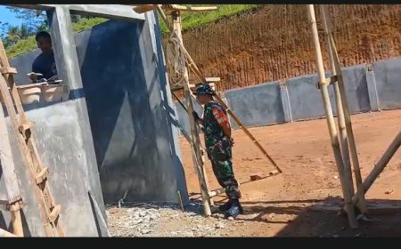 Babinsa Koramil 11 Punggelan Awasi Pembangunan KDKMP di Desa Tanjungtirta