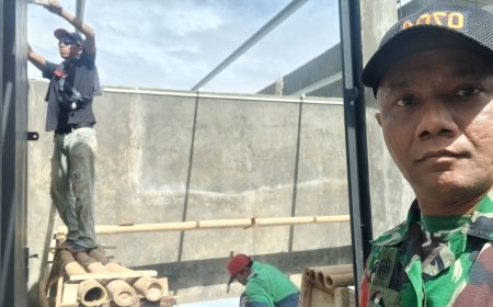 Babinsa Koramil 11 Punggelan Awasi Pembangunan KDKMP di Desa Tanjungtirta
