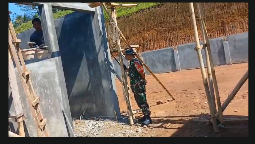 Babinsa Koramil 11 Punggelan Awasi Pembangunan KDKMP di Desa Tanjungtirta