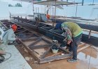 Babinsa Punggelan Dampingi Pemasangan Kolom Baja KDKMP