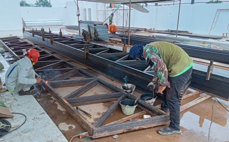 Babinsa Punggelan Dampingi Pemasangan Kolom Baja KDKMP