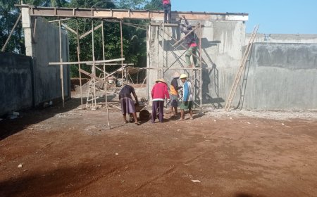 Babinsa Punggelan Dampingi Pengecoran Ring Balok KDKMP di Desa Sawangan