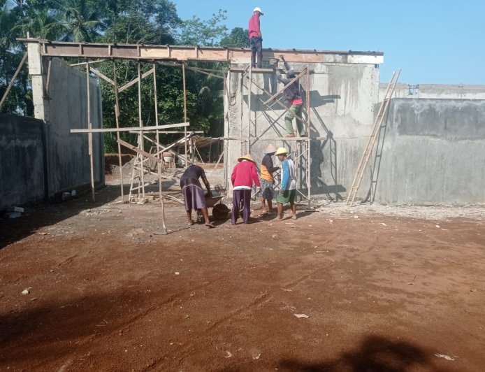 Babinsa Punggelan Dampingi Pengecoran Ring Balok KDKMP di Desa Sawangan