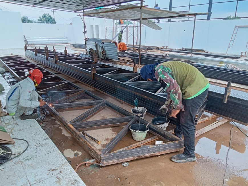 Babinsa Punggelan Dampingi Pemasangan Kolom Baja KDKMP