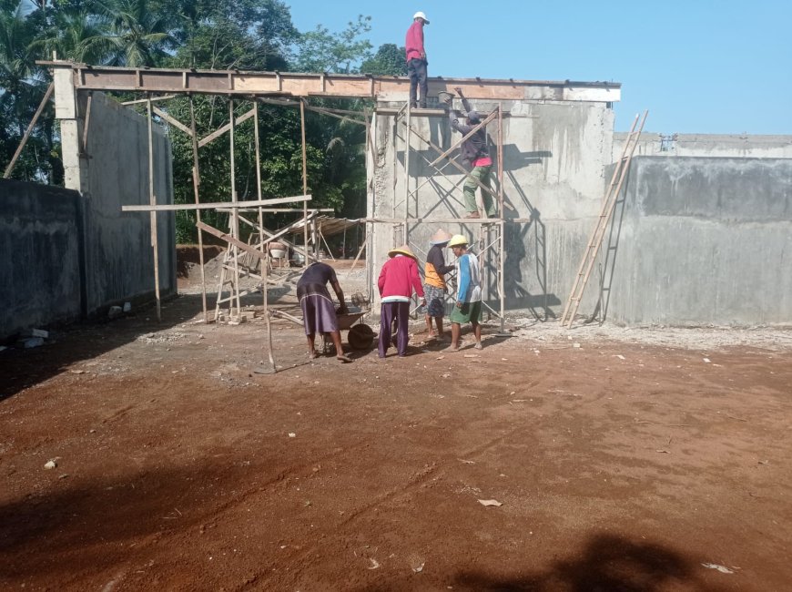 Babinsa Punggelan Dampingi Pengecoran Ring Balok KDKMP di Desa Sawangan