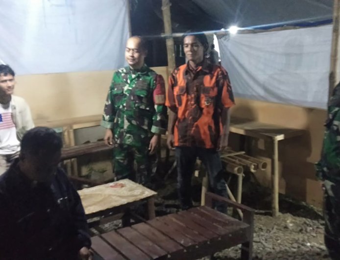PATROLI MALAM KORAMIL 11/PUNGGELAN SOSIALISASIKAN BAHAYA MIRAS DAN NARKOBA