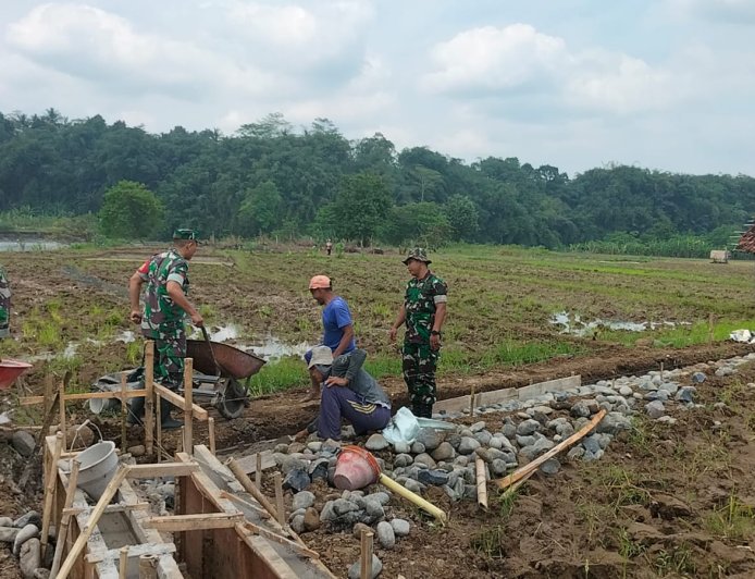 Antisipasi Kekeringan, Koramil 11/Punggelan Gelar Karya Bakti Perbaiki Irigasi Sawah