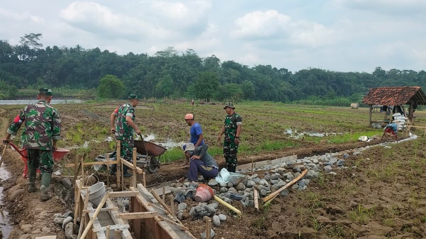Antisipasi Kekeringan, Koramil 11/Punggelan Gelar Karya Bakti Perbaiki Irigasi Sawah